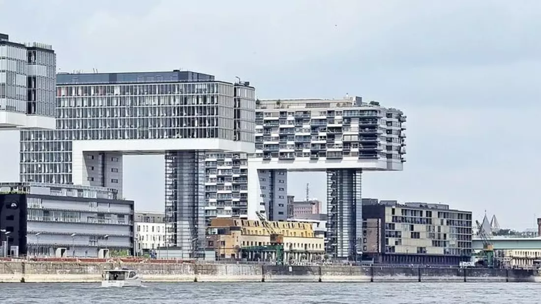 Die Kranhäuser in Köln sind ein Beispiel für innovative Renditeobjekte. - Bild: Abbildung 1: pixabay.com © pixel2013 (CC0 Creative Commons)