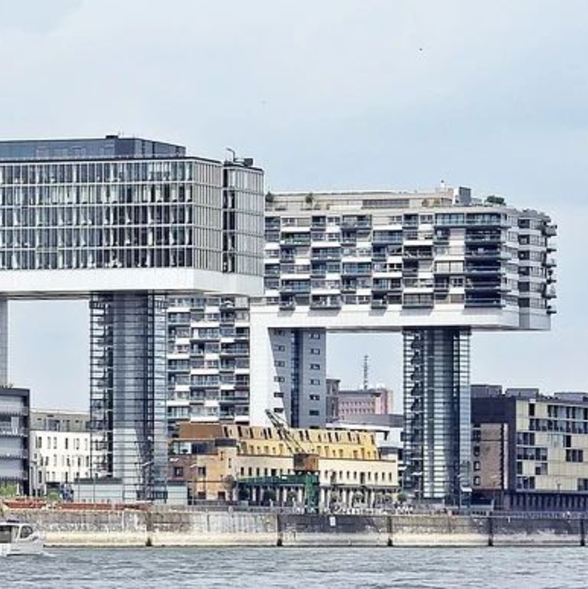 Die Kranhäuser in Köln sind ein Beispiel für innovative Renditeobjekte. - Foto: Abbildung 1: pixabay.com © pixel2013 (CC0 Creative Commons)