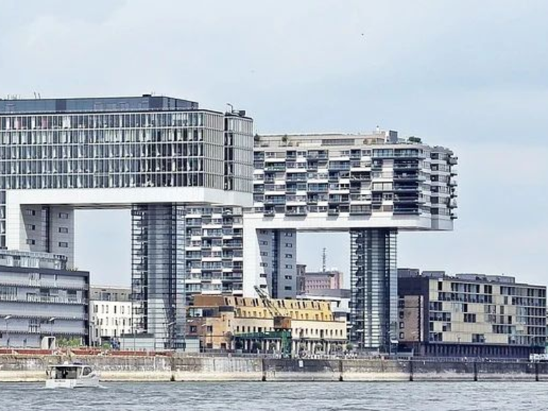 Die Kranhäuser in Köln sind ein Beispiel für innovative Renditeobjekte. - Foto: Abbildung 1: pixabay.com © pixel2013 (CC0 Creative Commons)