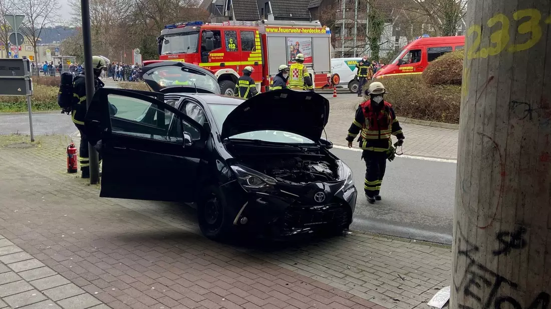 FW-EN: Schwerer Verkehrsunfall mit eingeklemmter Person auf der Wittener Landstraße - 64- jährige wurde schonend aus dem Fahrzeug gerettet - Bild: presseportal.de