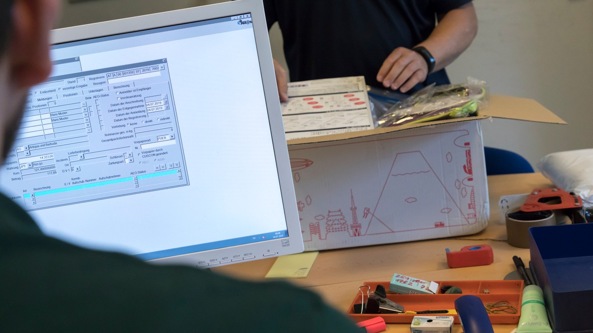 HZA-SW: Zoll deckt ausgeklügelten Sozialversicherungsbetrug bei oberfränkischem Reiseunternehmen auf - Geldstrafen von über 222.000 Euro erwirkt - Foto: presseportal.de