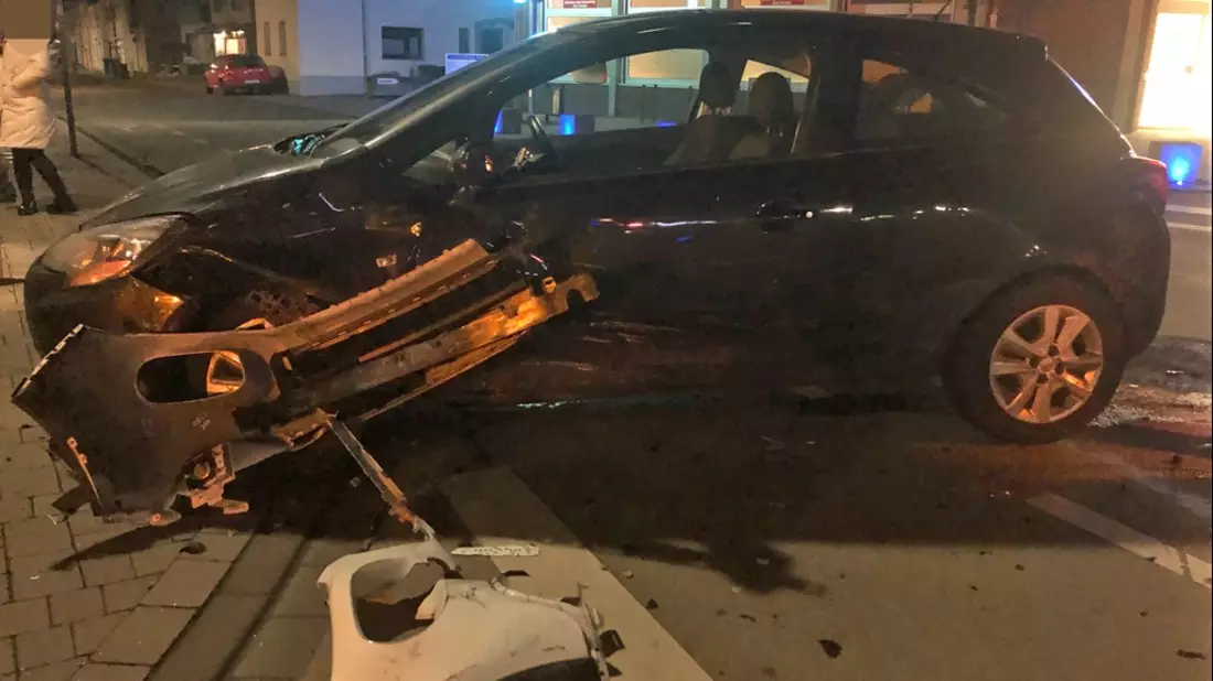POL-KS: 8.000 Euro Schaden bei Unfallflucht in Oberzwehren: Polizei fahndet nach Sattelzug mit blauer Plane - Bild: presseportal.de