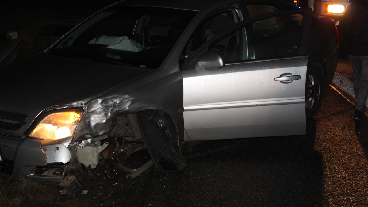 FW-EN: Transporter brannte auf der Wittener Landstraße - Feuerwehr löscht mit einem C-Rohr und mit Schaum - Straße beschädigt - Foto: presseportal.de