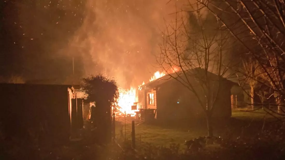 FW Dresden: Ausgedehnter Wohnungsbrand - Feuerwehr verhindert durch schnelles Eingreifen die Ausbreitung - Bild: presseportal.de