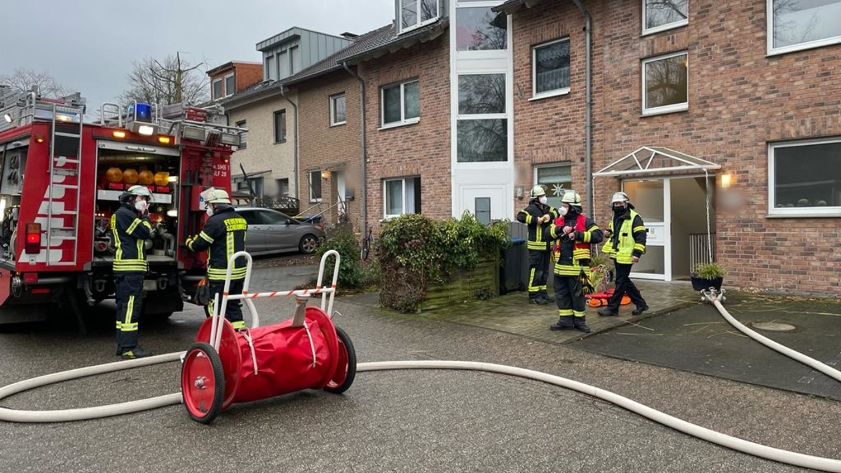 FW Alpen: umgestürzter Baum auf Gehweg - Foto: presseportal.de