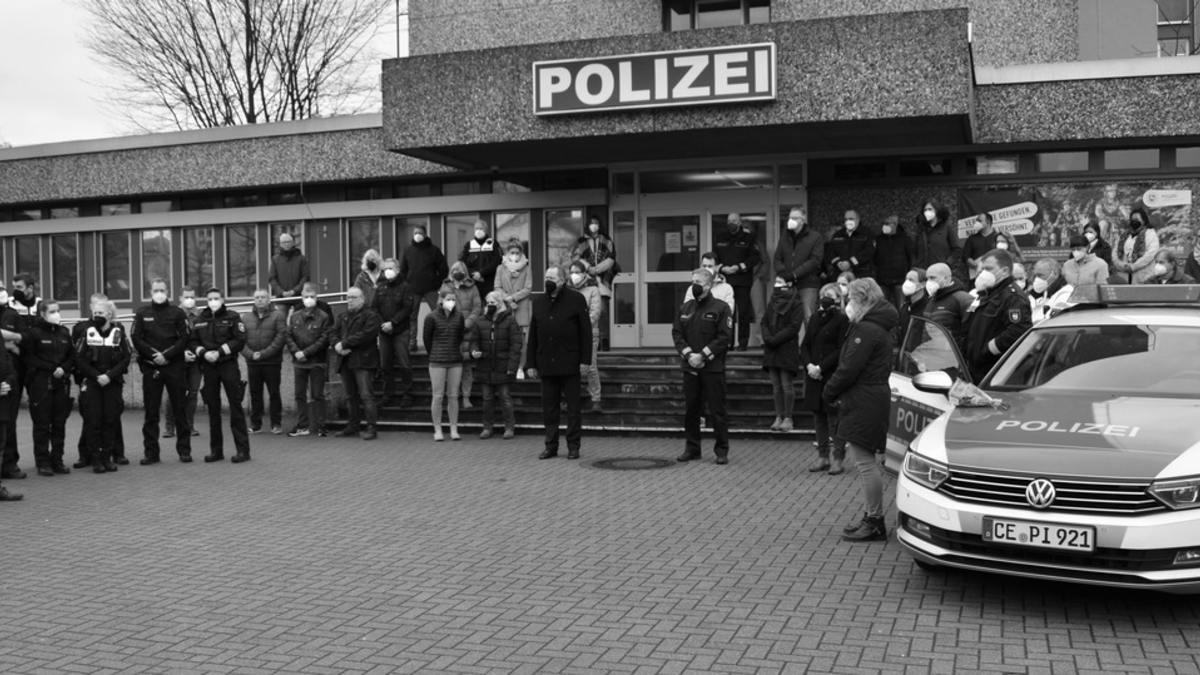 POL-NE: Schweigeminute für den im Dienst getöteten Polizeibeamten Rouven Laur - Foto: presseportal.de
