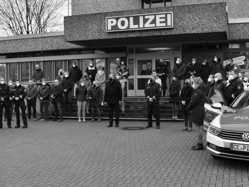 POL-NE: Schweigeminute für den im Dienst getöteten Polizeibeamten Rouven Laur - Foto: presseportal.de
