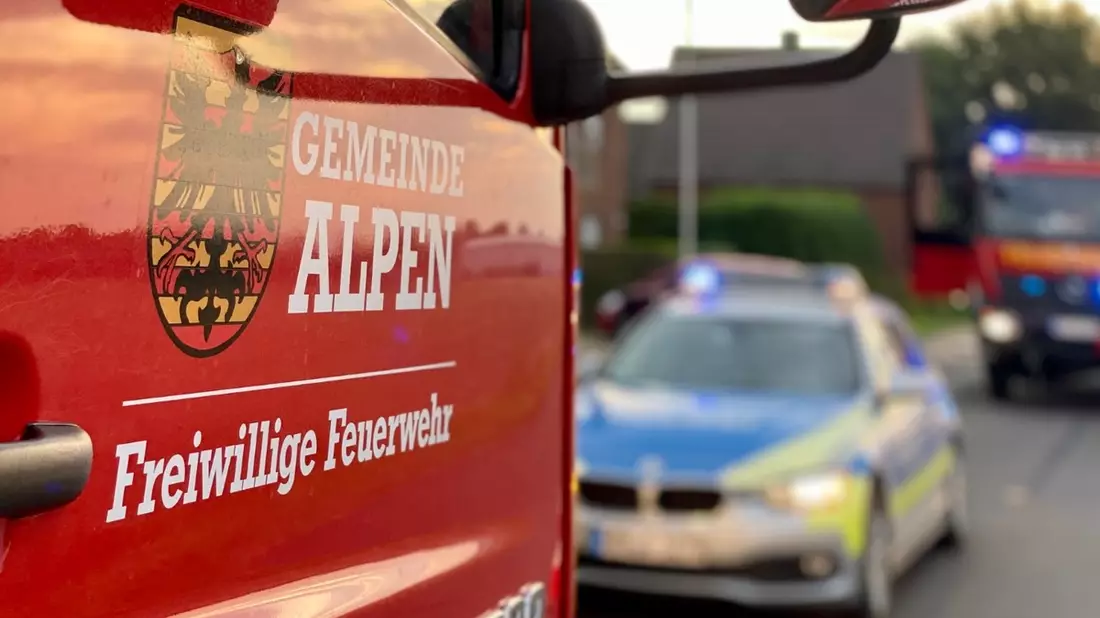FW Alpen: Überflutete Straße - Bild: presseportal.de