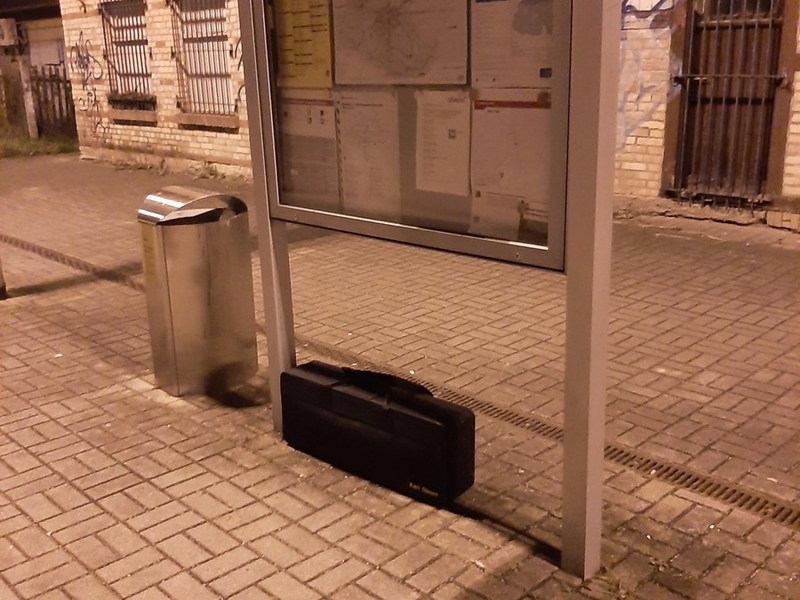 BPOLI MD: Abgestellter Reisekoffer, der vermutlich aus Diebstahlshandlung stammt, führt zu Polizeieinsatz eines Sprengstoffspürhundes - Foto: presseportal.de