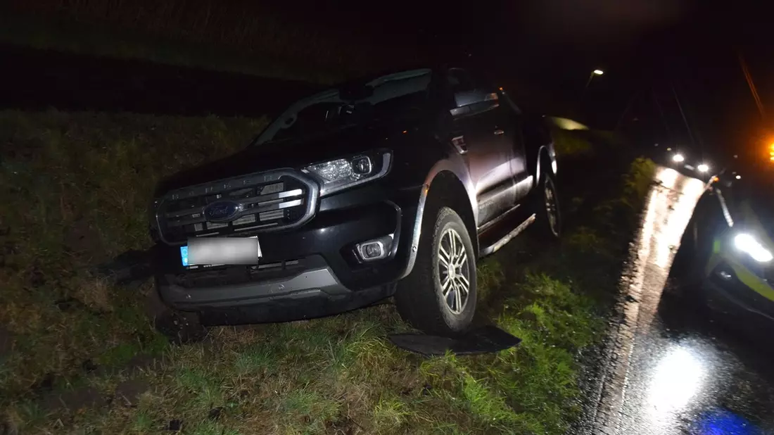 POL-HF: Verkehrsinsel übersehen- VW schleudert gegen Straßenbaum - Bild: presseportal.de