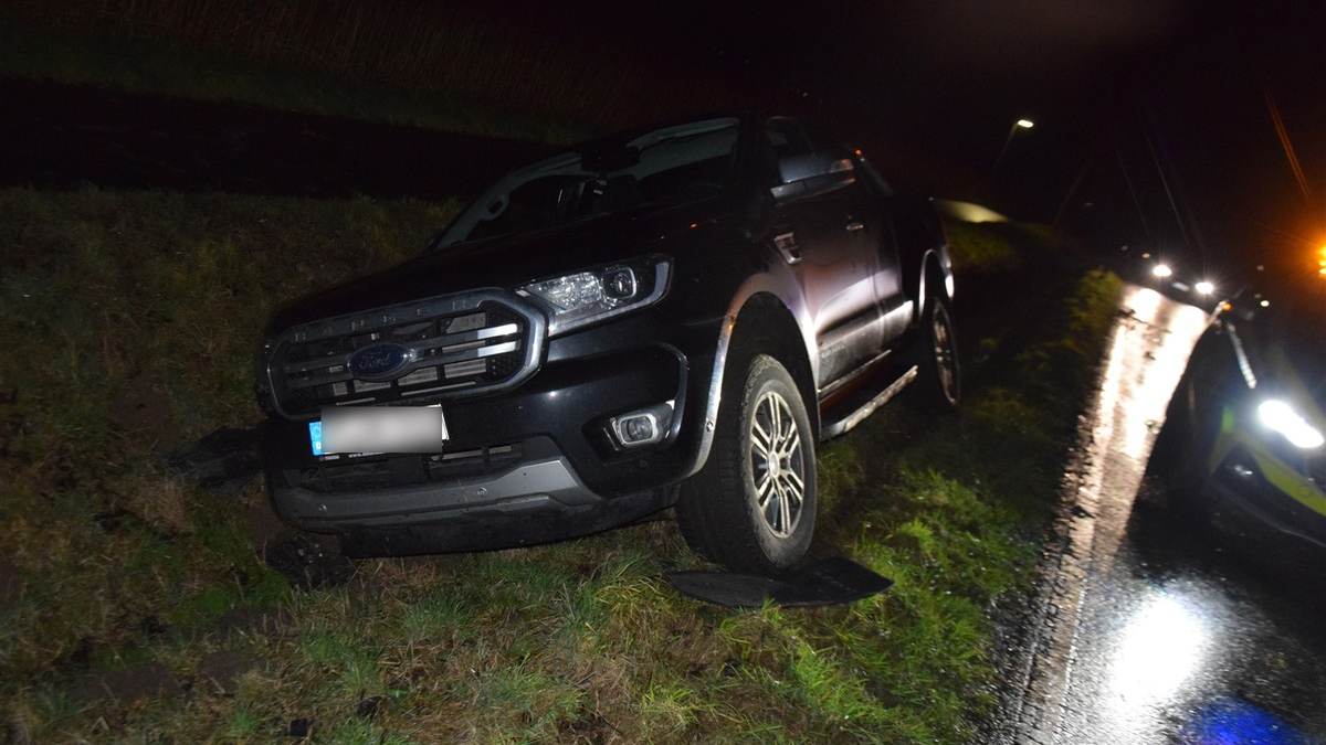 POL-HF: Verkehrsinsel übersehen- VW schleudert gegen Straßenbaum - Foto: presseportal.de