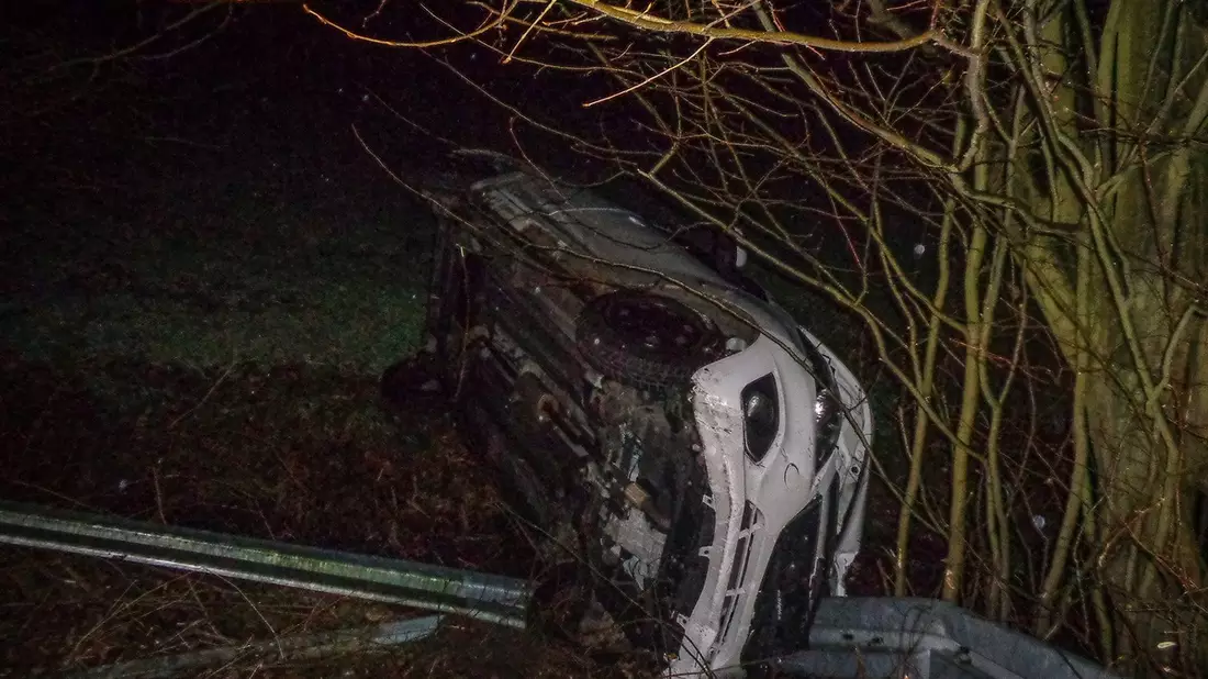 POL-BO: Auto durchbricht Zaun und gerät in Böschung, Fahrer (52) leicht verletzt - Bild: presseportal.de