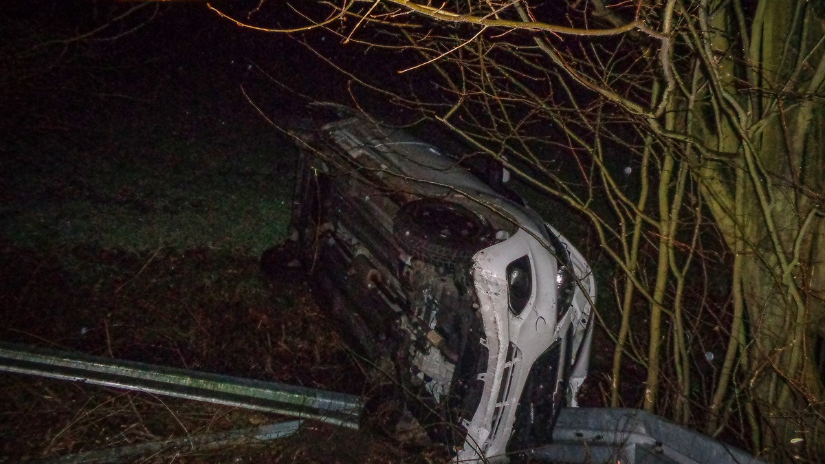 POL-BO: Auto durchbricht Zaun und gerät in Böschung, Fahrer (52) leicht verletzt - Foto: presseportal.de