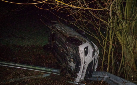 POL-BO: Auto durchbricht Zaun und gerät in Böschung, Fahrer (52) leicht verletzt - Foto: presseportal.de