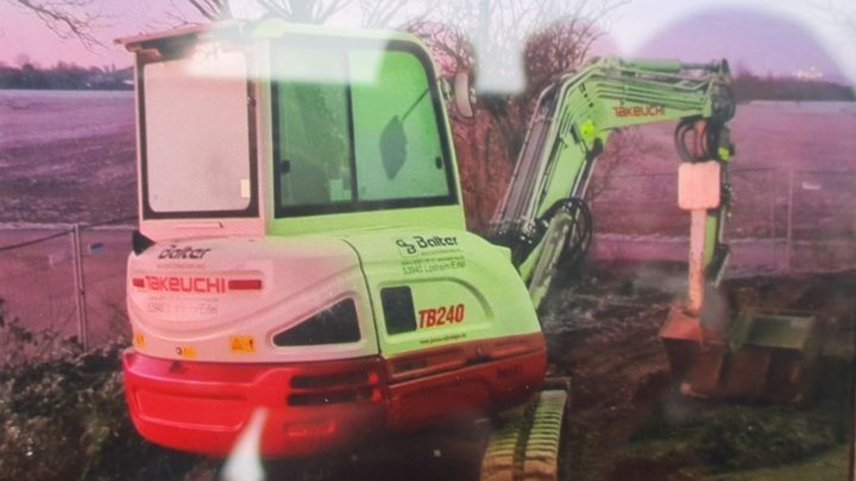 POL-UL: (GP) Göppingen - Bagger von Tieflader gerutscht / Beim Abladen kippte die tonnenschwere Arbeitsmaschine am Montag in Göppingen auf die Seite und verursachte Sachschaden. - Foto: presseportal.de