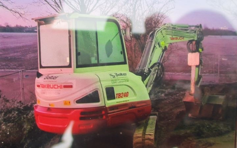 POL-UL: (GP) Göppingen - Bagger von Tieflader gerutscht / Beim Abladen kippte die tonnenschwere Arbeitsmaschine am Montag in Göppingen auf die Seite und verursachte Sachschaden. - Foto: presseportal.de