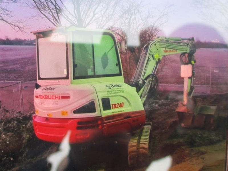 POL-UL: (GP) Göppingen - Bagger von Tieflader gerutscht / Beim Abladen kippte die tonnenschwere Arbeitsmaschine am Montag in Göppingen auf die Seite und verursachte Sachschaden. - Foto: presseportal.de