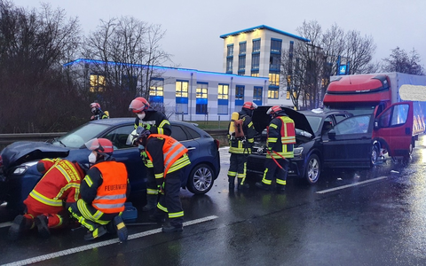 POL-DN: Verkehrsunfall auf der B56 - Fahrer verletzt, Führerschein beschlagnahmt - Foto: presseportal.de