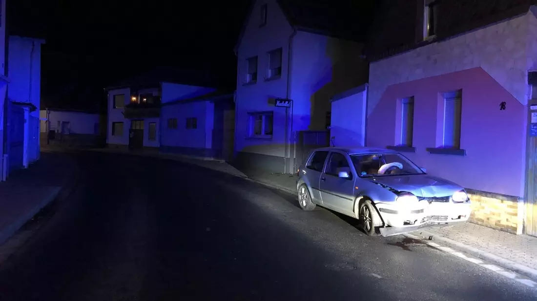 POL-KS: Autofahrer fährt an Einmündung geradeaus und kracht gegen Bürogebäude - Bild: presseportal.de