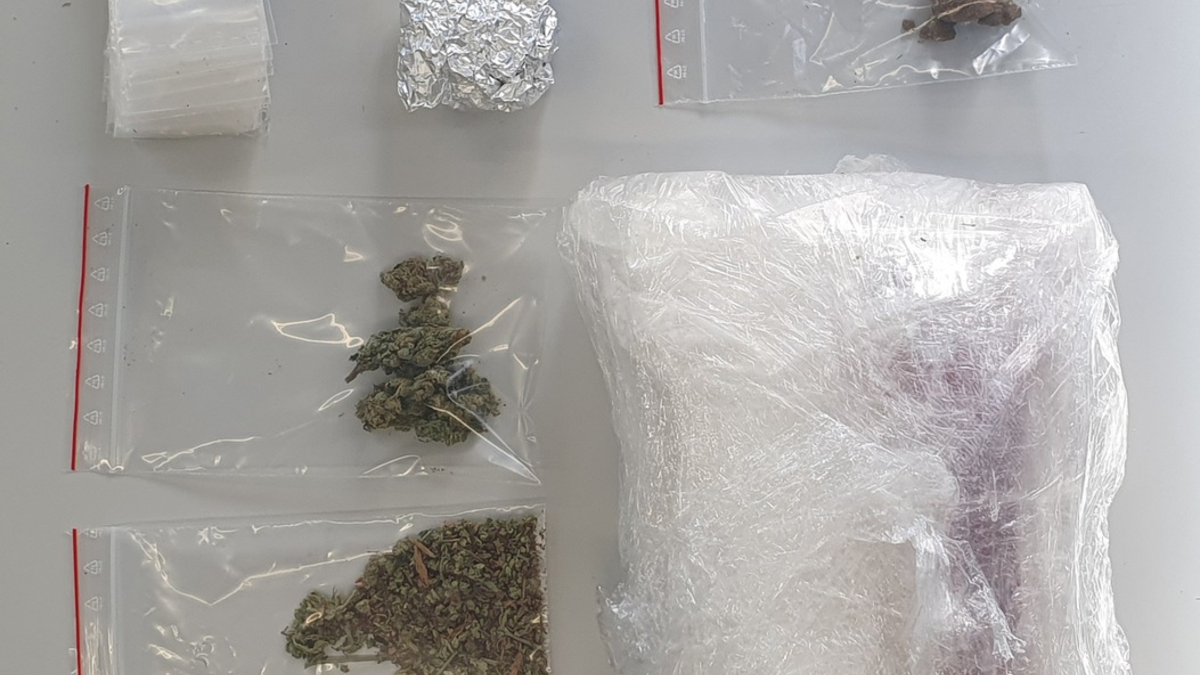 POL-HM: Verkehrskontrolle: Polizisten finden Drogen, Tabletten und Einhandmesser - Foto: presseportal.de