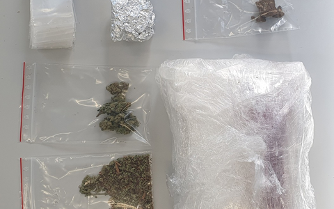 POL-HM: Verkehrskontrolle: Polizisten finden Drogen, Tabletten und Einhandmesser - Foto: presseportal.de