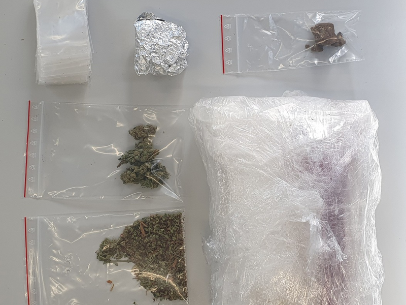 POL-HM: Verkehrskontrolle: Polizisten finden Drogen, Tabletten und Einhandmesser - Foto: presseportal.de