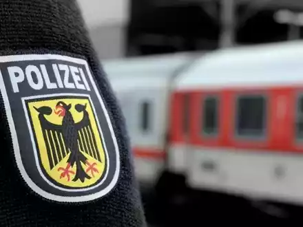 Bundespolizeidirektion München: Spontane Urlaubsreise oder organisierte Schleusung? / Achtköpfige Migrantengruppe mit mutmaßlichem Schleuser im Zug - Foto: presseportal.de