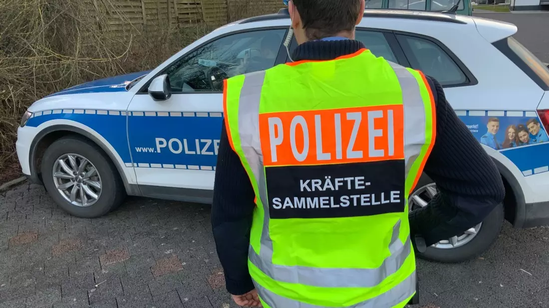 FW Bergheim: Feuerwehr löscht brennende Fahrzeuge in Bergheim Zwei PKW brannten auf Parkplatz - Auch angrenzende Hecke betroffen - Bild: presseportal.de