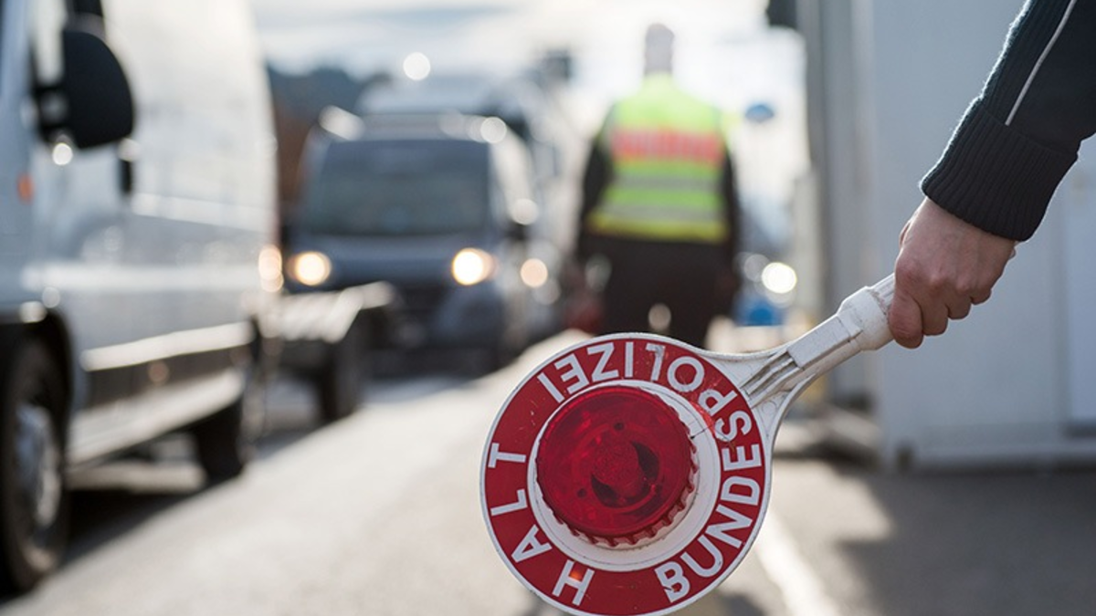 Bundespolizeidirektion München: Besuch bei der Großmutter - mit Reizwäsche im Gepäck? / Bundespolizei entdeckt unter BH Ausweiskopie mit falscher Identität - Foto: presseportal.de