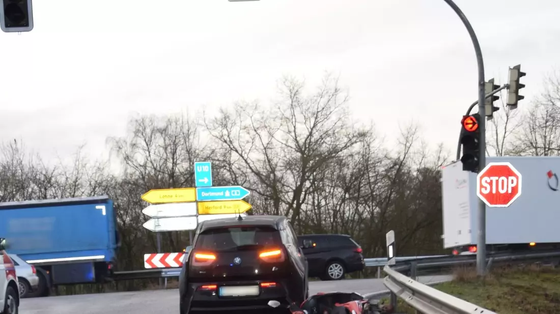 POL-HF: VW prallt gegen Baum - 20-jährige Frau aus Kirchlengern leicht verletzt - Bild: presseportal.de