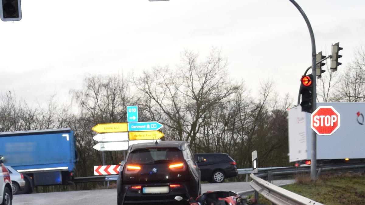 POL-HF: VW prallt gegen Baum - 20-jährige Frau aus Kirchlengern leicht verletzt - Foto: presseportal.de