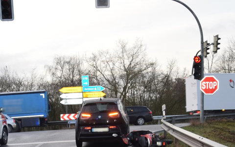 POL-HF: VW prallt gegen Baum - 20-jährige Frau aus Kirchlengern leicht verletzt - Foto: presseportal.de