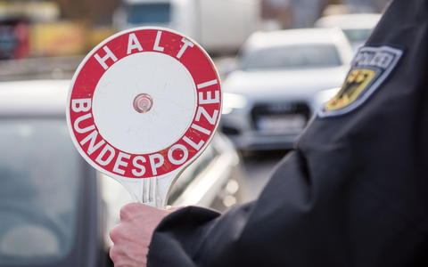 BPOL NRW: Bundespolizei stellt Fahrer ohne Führerschein, Kennzeichen seines Fahrzeuges wurden verfälscht - Mitfahrer hat 6 Fahndungsausschreibungen - Foto: presseportal.de