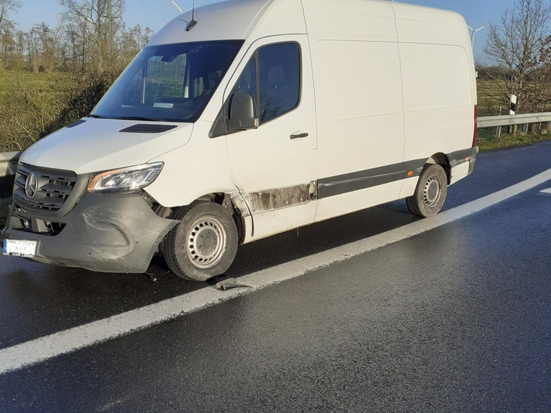 Bundespolizeidirektion München: Von Bundespolizei in Tank- und Rastanlage festgenommen / Mutmaßlicher Schleuser will sich aus dem Staub machen - Foto: presseportal.de