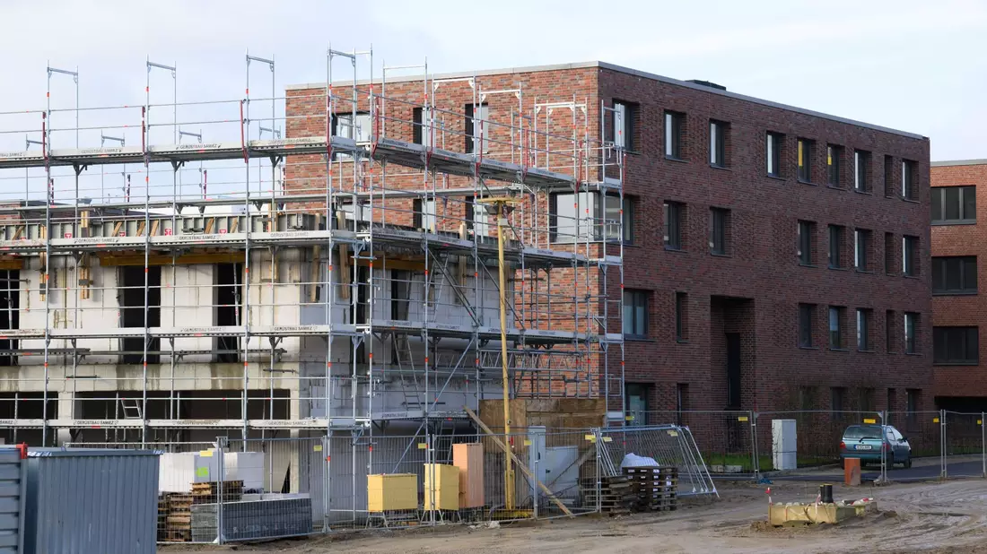 Jedes zehnte Wohnungsbauunternehmen meldet laut  Ifo-Institut Finanzierungsschwierigkeiten. - Bild: Julian Stratenschulte/dpa