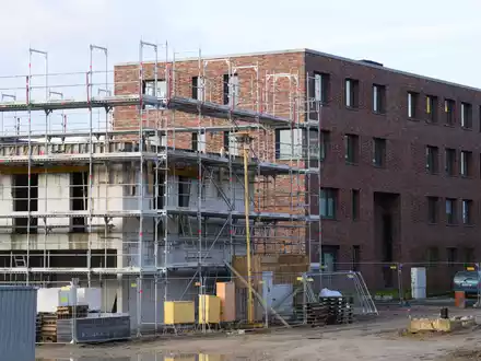 Jedes zehnte Wohnungsbauunternehmen meldet laut  Ifo-Institut Finanzierungsschwierigkeiten. - Foto: Julian Stratenschulte/dpa