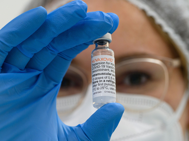 Rechts oder links? Es empfiehlt sich, den gleichen Arm zu wählen, wenn eine Impfung mehrere Impfdosen erfordert. - Foto: Robert Michael/dpa-Zentralbild/dpa