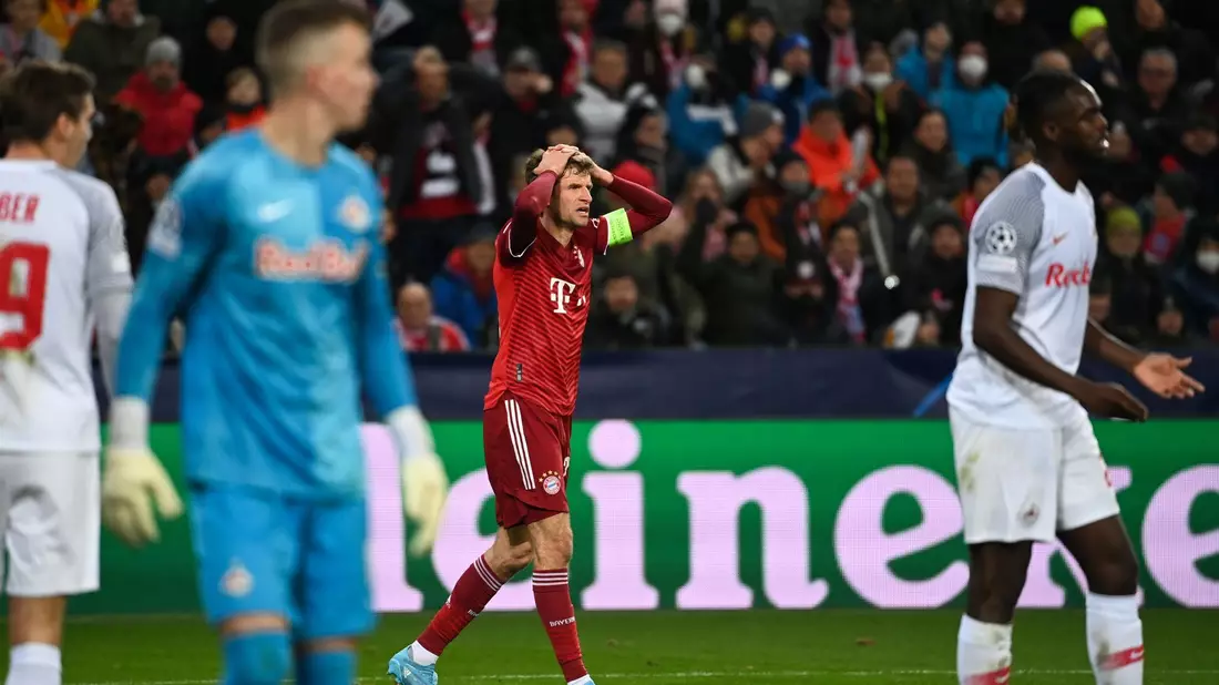 Sarah Zadrazil vom FC Bayern München sitzt nach der Niederlage enttäuscht auf dem Rasen. - Bild: Sven Hoppe/dpa