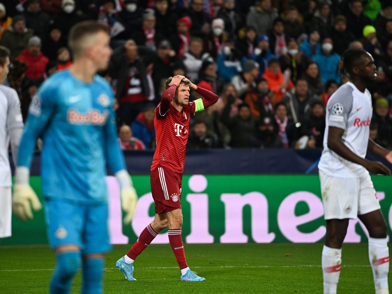 Sarah Zadrazil vom FC Bayern München sitzt nach der Niederlage enttäuscht auf dem Rasen. - Foto: Sven Hoppe/dpa