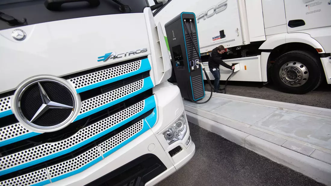 Daimler Truck will in Deutschland 5.000 Stellen streichen. (Archivbild) - Bild: Marijan Murat/dpa