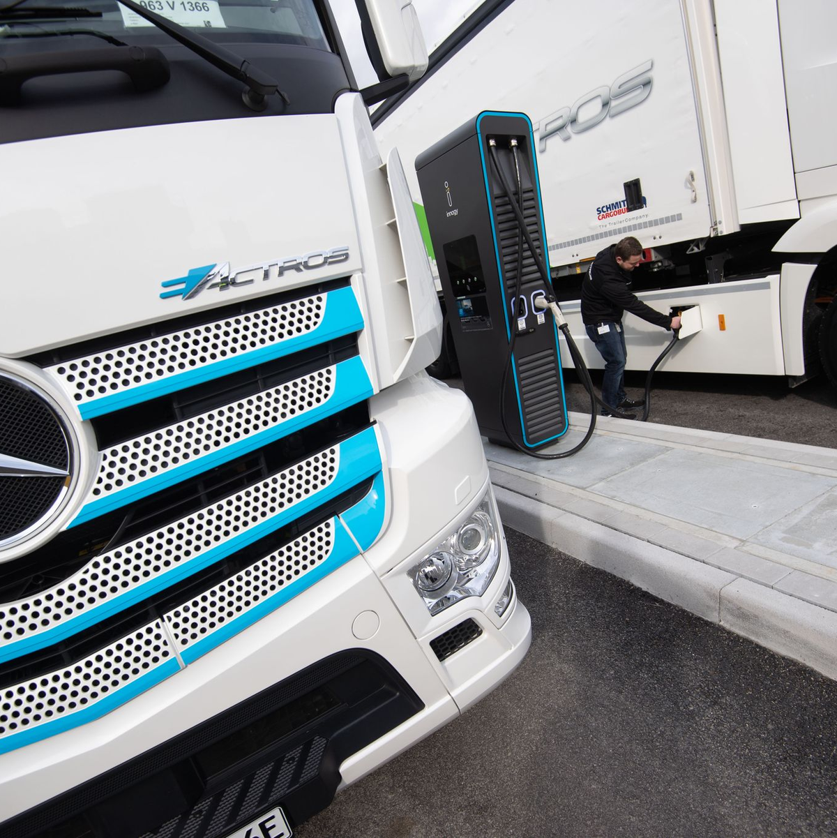 Daimler Truck will in Deutschland 5.000 Stellen streichen. (Archivbild) - Foto: Marijan Murat/dpa
