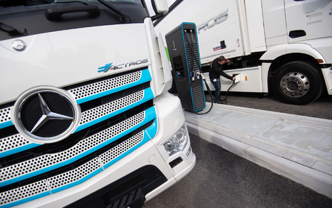 Daimler Truck will in Deutschland 5.000 Stellen streichen. (Archivbild) - Foto: Marijan Murat/dpa