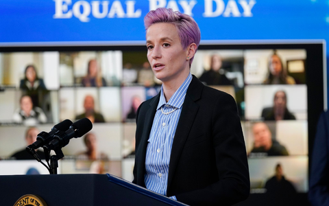 Die ehemalige US-Fußballerin Megan Rapinoe ist Vorreiterin im Kampf um Geschlechtergerechtigkeit. - Foto: Evan Vucci/AP/dpa Die ehemalige US-Fußballerin Megan Rapinoe ist Vorreiterin im Kampf um Geschlechtergerechtigkeit. - Foto: Evan Vucci/AP/dpa