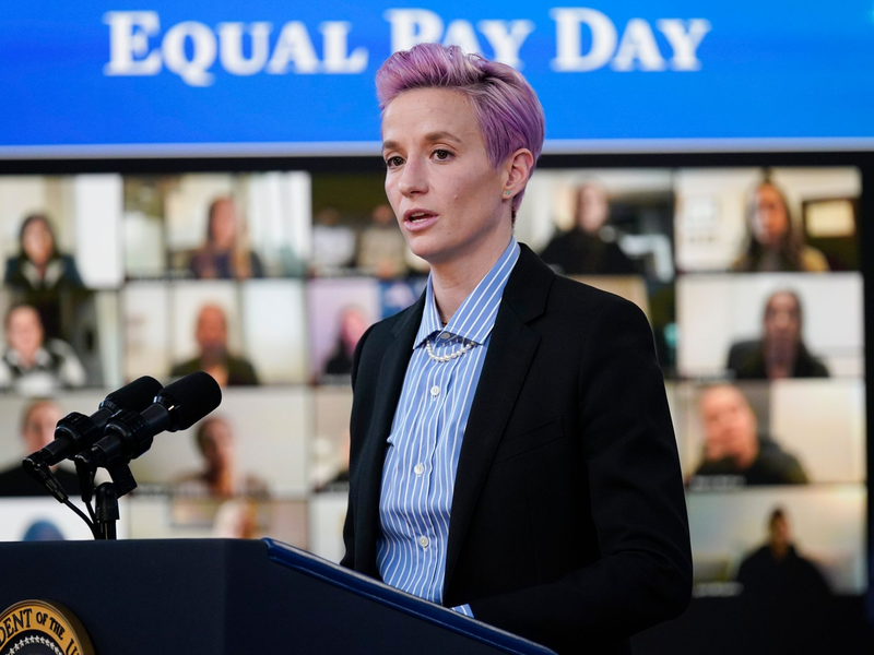 Die ehemalige US-Fußballerin Megan Rapinoe ist Vorreiterin im Kampf um Geschlechtergerechtigkeit. - Foto: Evan Vucci/AP/dpa