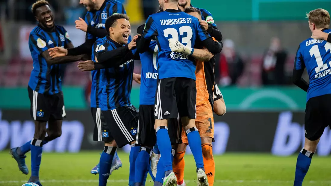 Jean-Luc Dompé (r.) traf in seinem 100. Pflichtspiel für den HSV - Bild: Rolf Vennenbernd/dpa