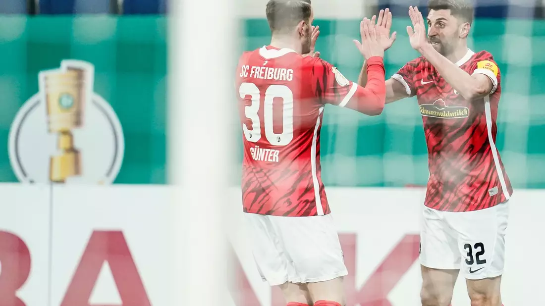 In einer umkämpften Partie setzte sich Freiburg in Hoffenheim durch. - Bild: Uwe Anspach/dpa