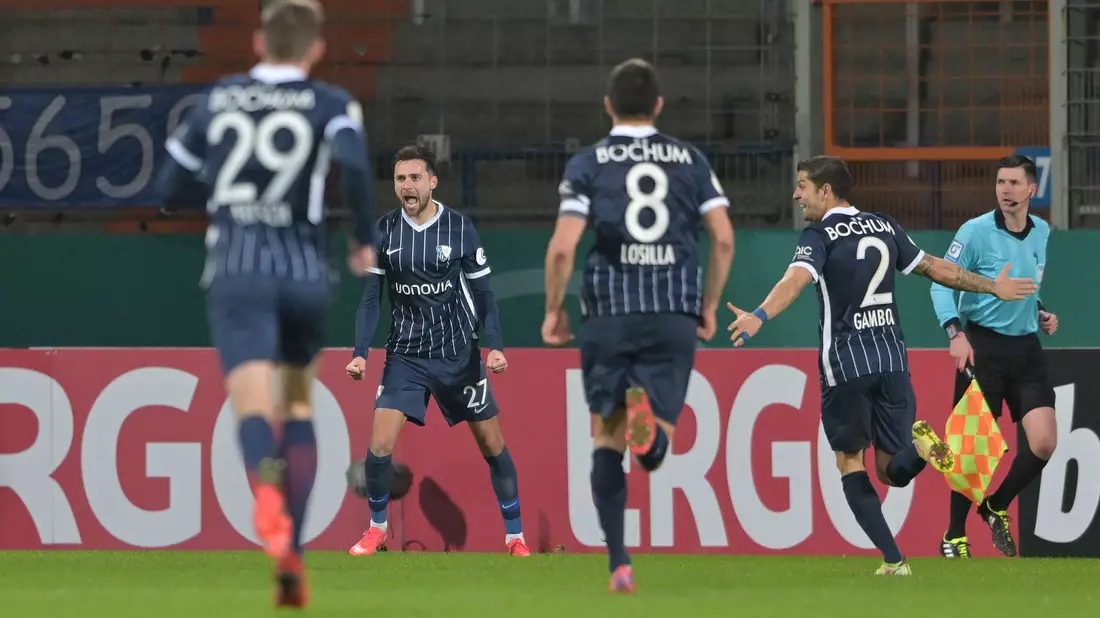 Takuma Asano (r) und der VfL Bochum kamen trotz zweimaliger Führung nicht über ein Remis gegen Mainz hinaus. - Bild: David Inderlied/dpa