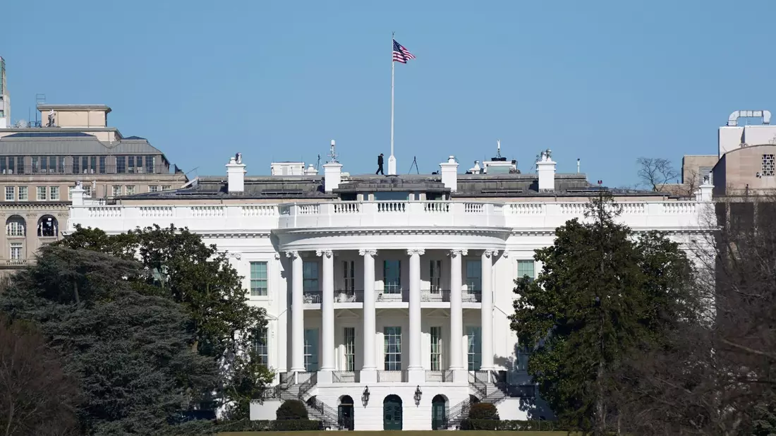 Die amerikanische Fahne weht auf dem Weißen Haus. - Bild: Patrick Semansky/AP/dpa