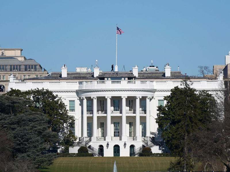 Die amerikanische Fahne weht auf dem Weißen Haus. - Foto: Patrick Semansky/AP/dpa