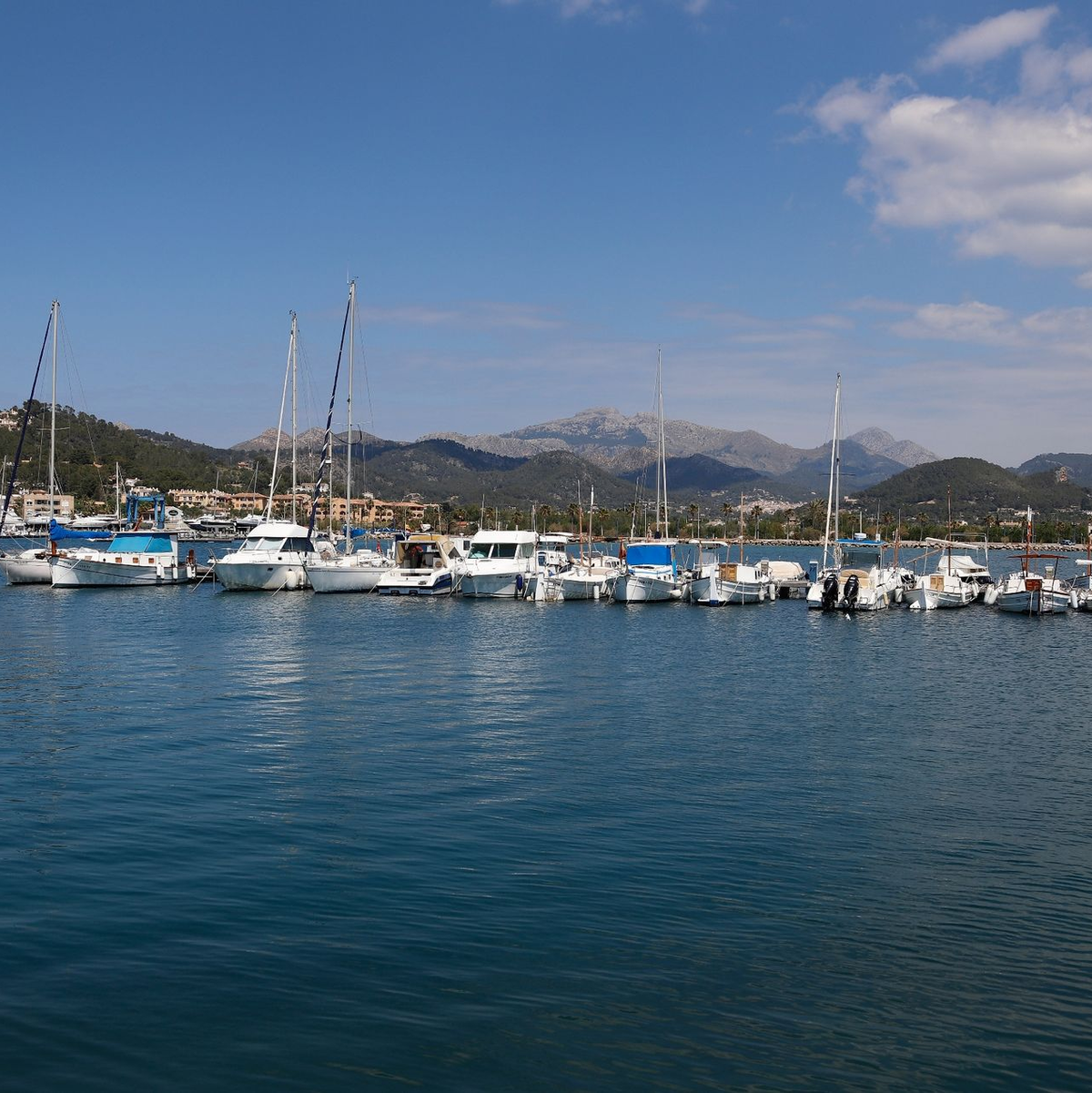 Polizisten führen die Verdächtigen zum Termin mit dem Haftrichter. - Foto: Clara Margais/dpa